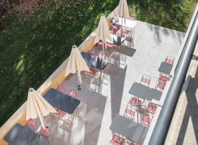 Chaises spaghetti d’Altorfer sur la terrasse de l’Auberge de Jeunesse Crans-Montana