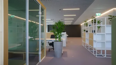 Der Stauaraum gliedert das Open Space Office