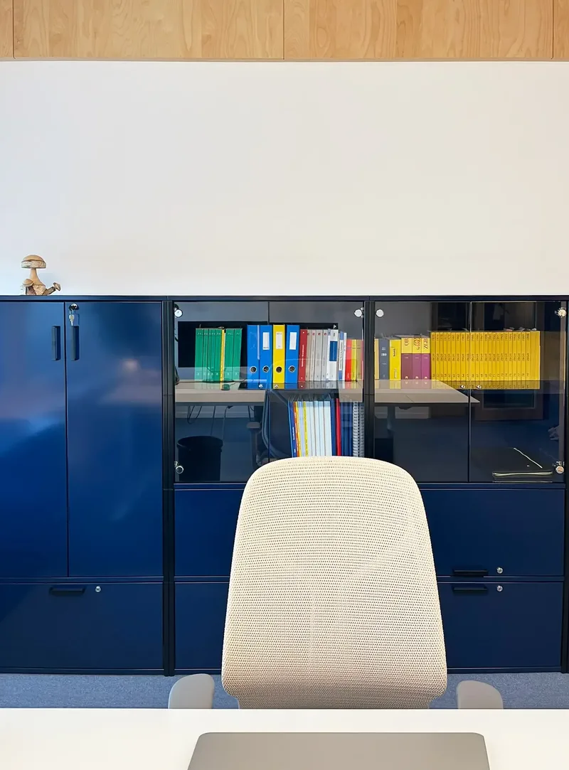 Modules eQ avec vitrine et armoire vestiaire intégrée