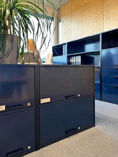Les modules avec deux hauteurs de classeurs sont utilisés comme sideboard pour la délimitation latérale