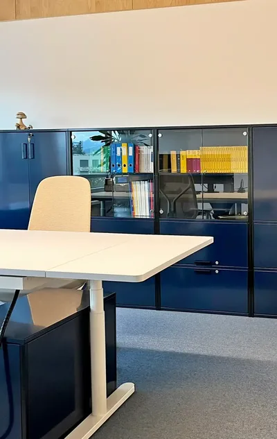 Tables de bureau réglables en hauteur aux courbes douces et plateau d'extension