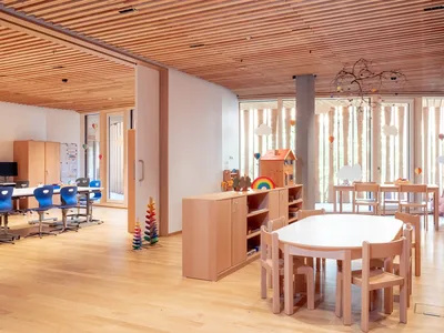 Kindergartenmöbel und Stauraum-Elemente aus Holz
