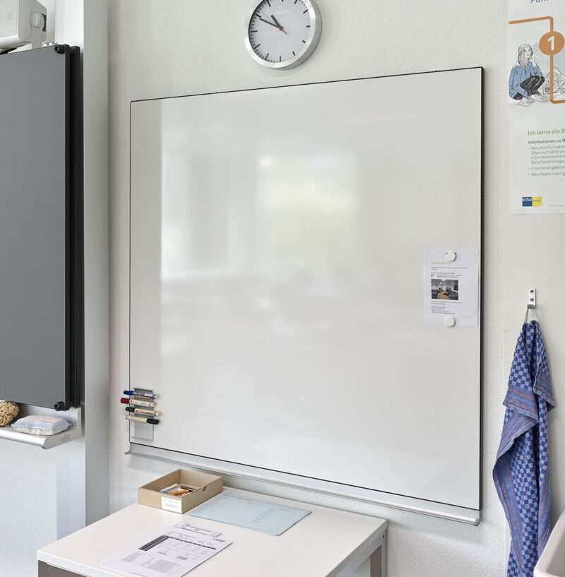 Whiteboard-Streifentafel mit kleiner Stiftablage