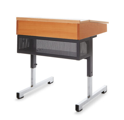 Single workstation with single shelf
