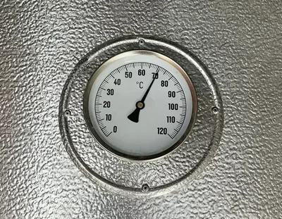 Hinter einer dicken Isolationsschicht bleibt das Wasser zwischen 60–80 Grad warm
