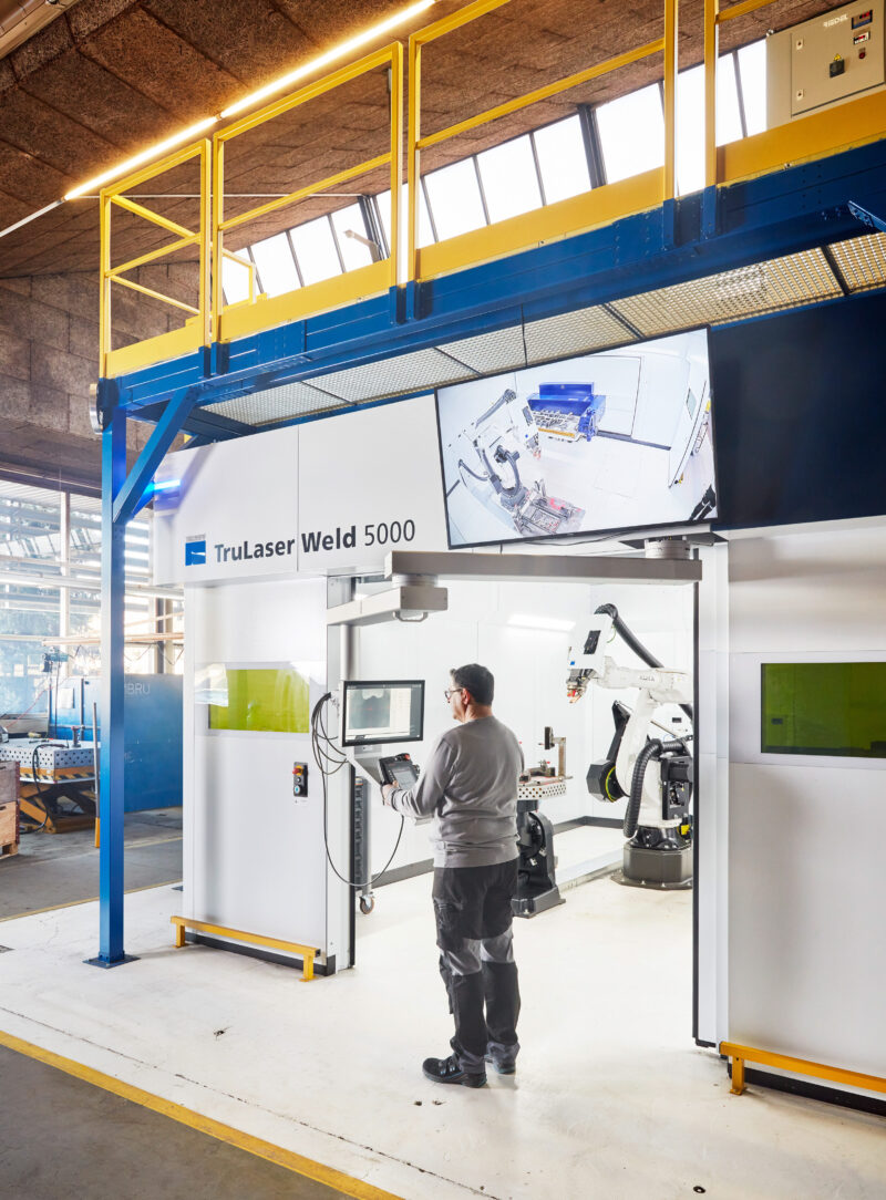 Laserschweisszelle mit Roboter und Monitor zur Prozessvisualisierung