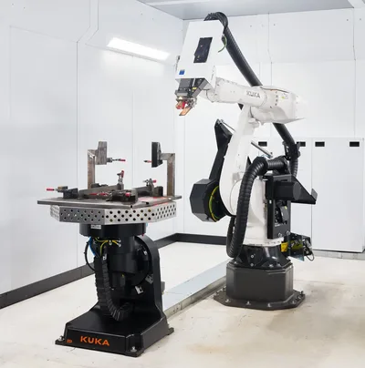 Knickarmroboter mit Dreh-Kipp-Positionierer für präzises Laserschweissen